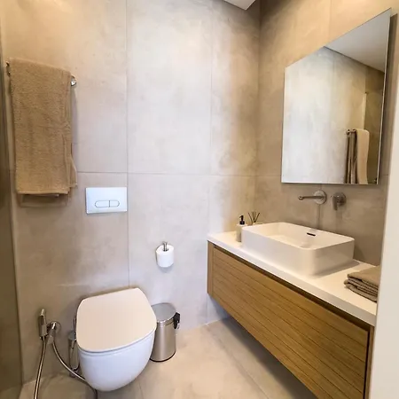 Malberry Park 204 - Modern 2 Bedroom With Pool, Gym, Jaccuzi Apartment *