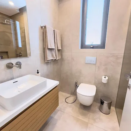 Malberry Park 204 - Modern 2 Bedroom With Pool, Gym, Jaccuzi Apartment *